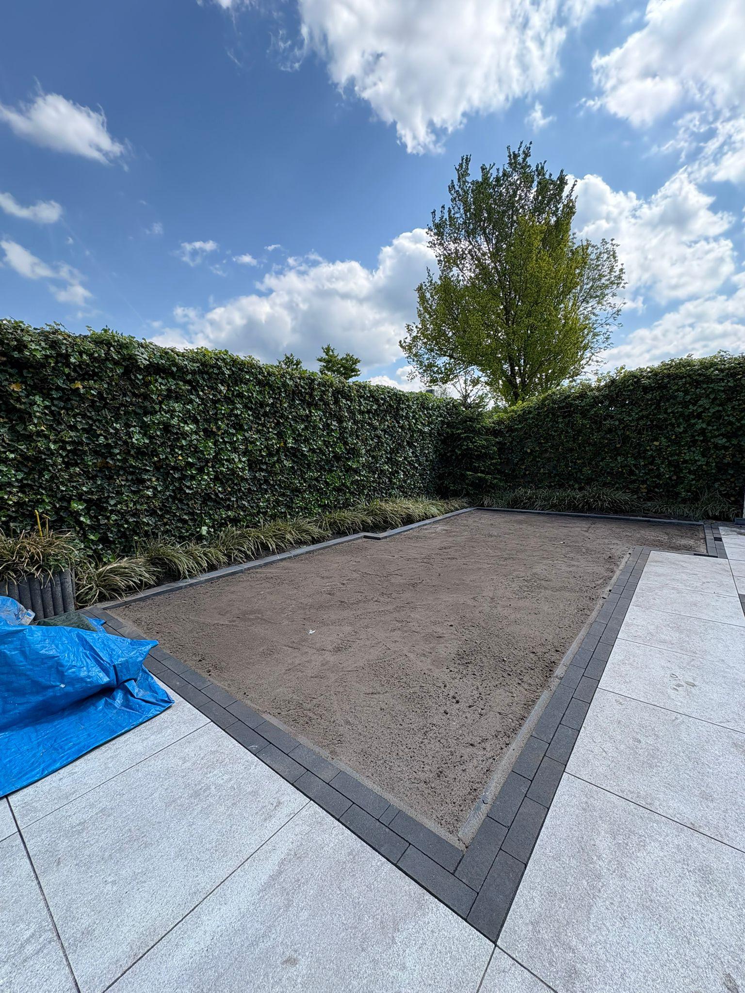 Tuin vóór beplanting — zandbed klaar voor aanleg