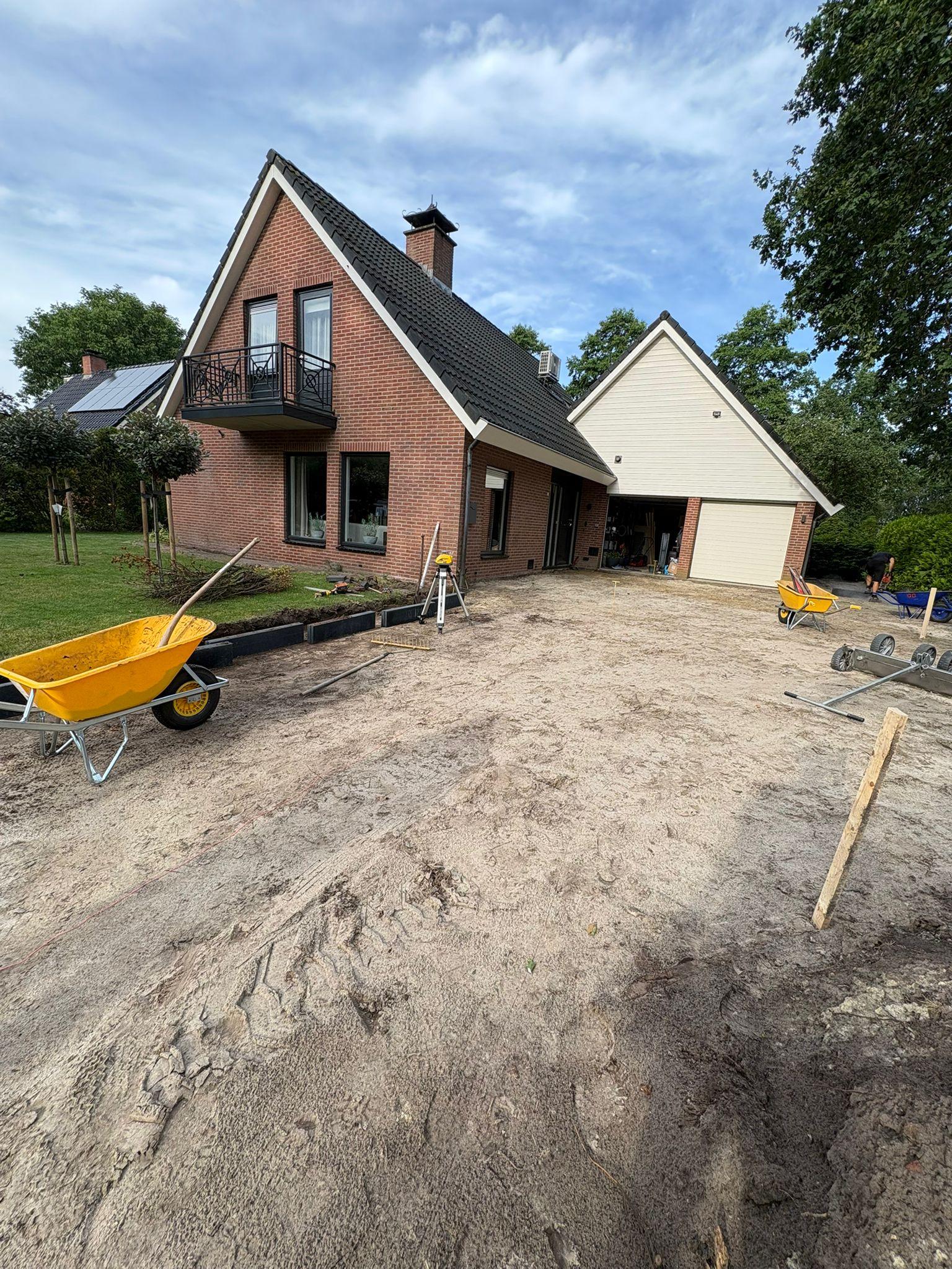 Oprit vóór aanleg — zandbed klaar voor bestrating