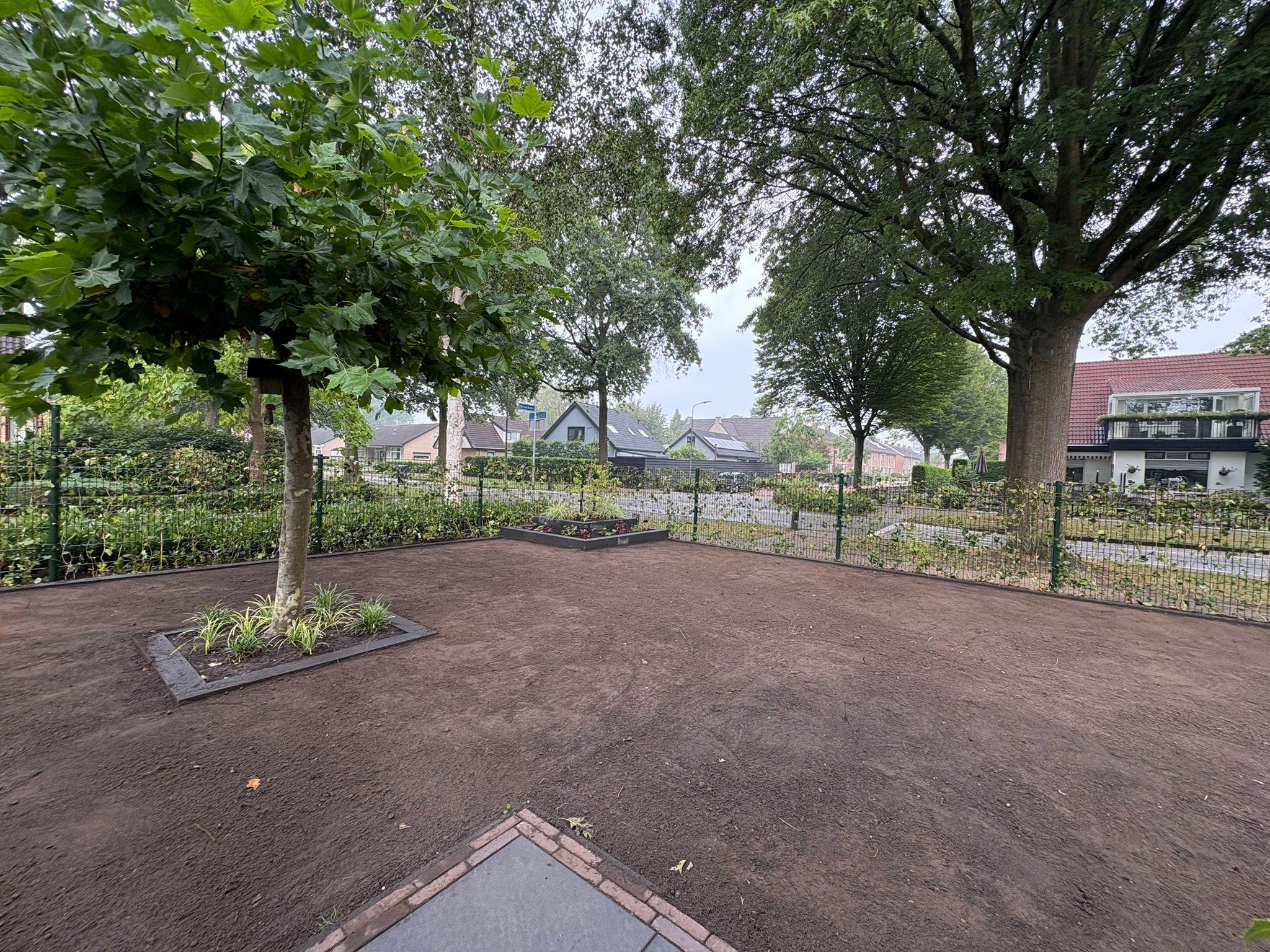 Tuin vóór aanleg — geëgaliseerde grond klaar voor graszoden