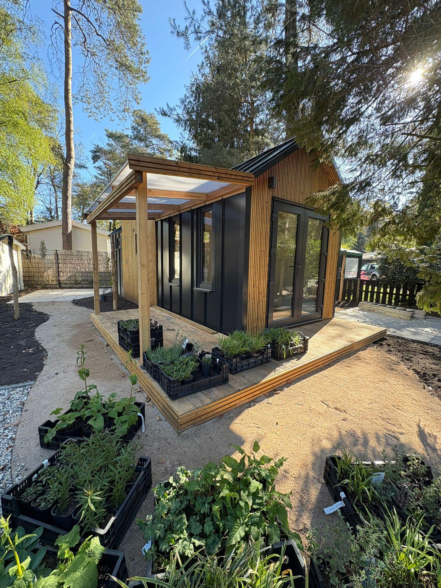 Tuinhuis omringd door planten klaar voor aanleg door Franke Tuinen
