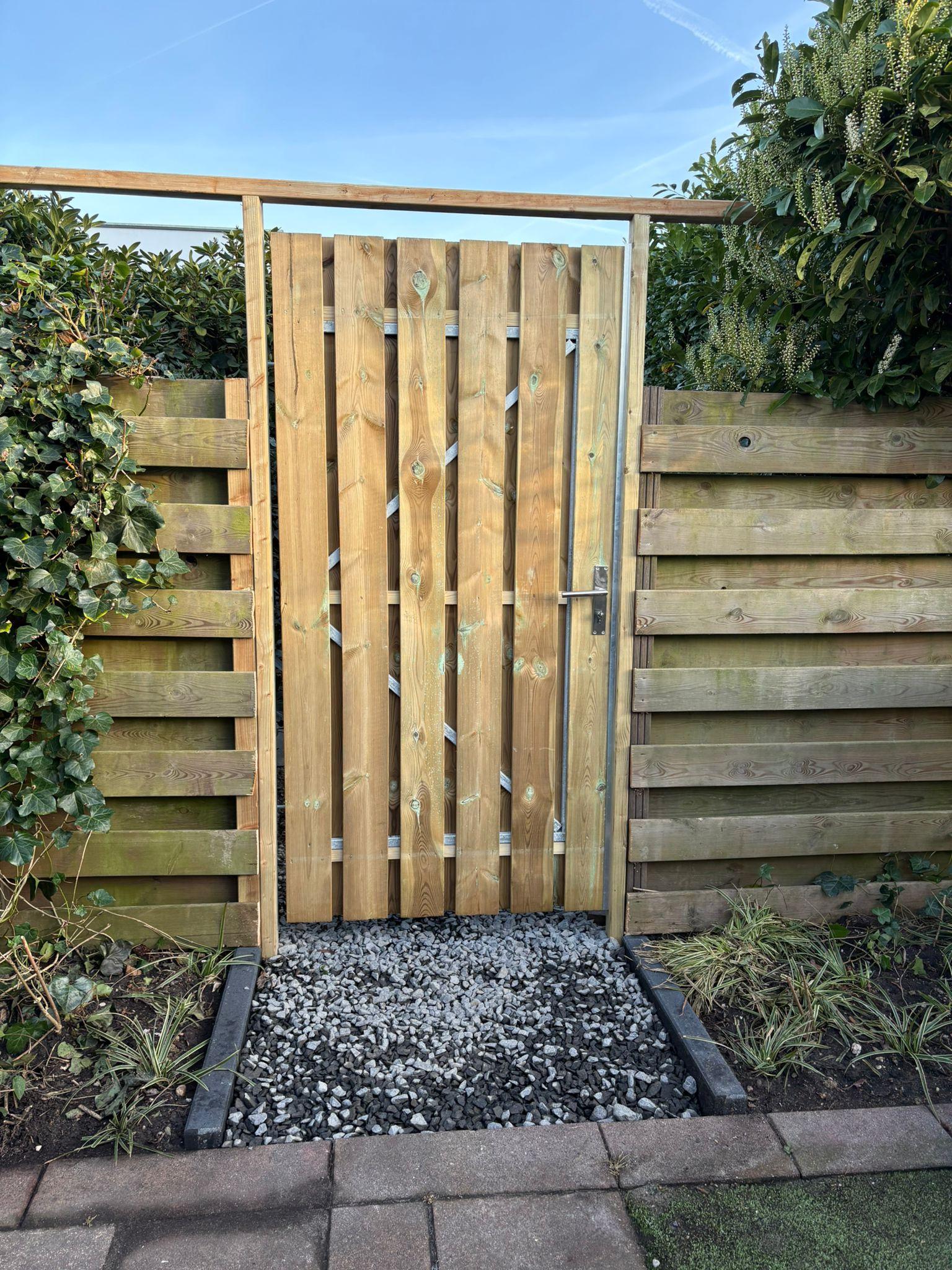 Houten tuinpoort met schutting geplaatst door Franke Tuinen