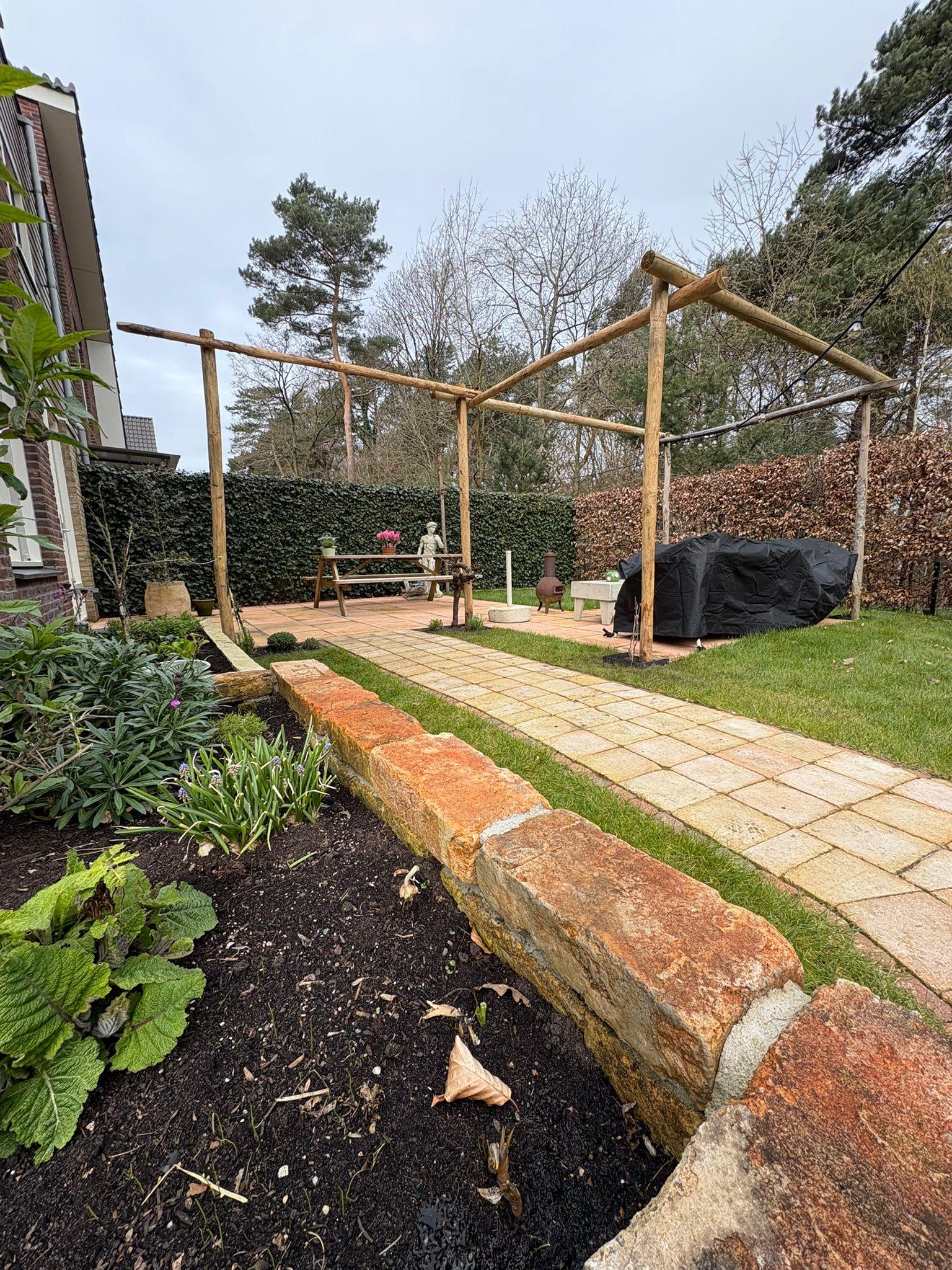 Tuinpad met natuursteen en pergola aangelegd door Franke Tuinen