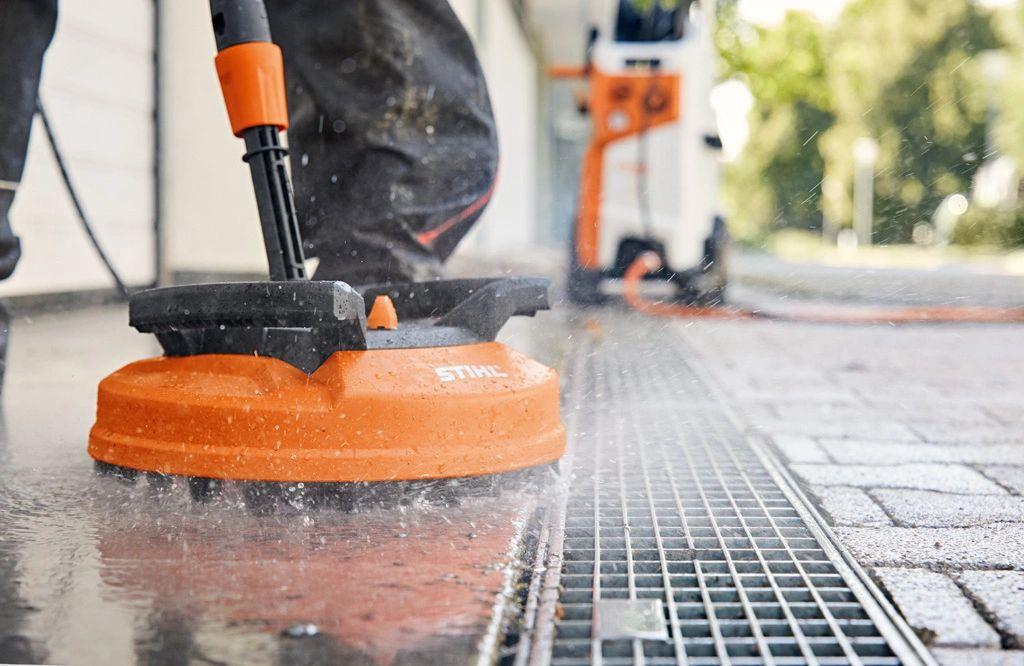 Professionele terrasreiniging met hogedrukapparatuur door Franke Tuinen