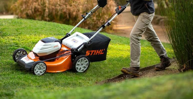 Tuinonderhoud — gazon maaien met STIHL grasmaaier door Franke Tuinen